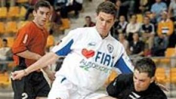 <b>ACIERTO. </b>Jesús sale a los pies de David. El Fiat fue mejor en Las Rozas.