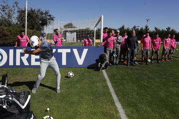 El golfista chileno Joaquin Niemann realiza visita a un entrenamiento del equipo de futbol de Universidad Catolica en el estadio San Carlos de Apoquindo de Santiago, Chile.