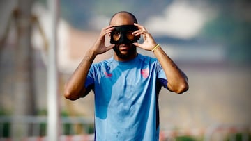 Marcao, con máscara en el entrenamiento del Sevilla ayer.