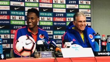 Yerry Mina y Carlos Queiroz en la rueda de prensa previa al partido ante Corea.