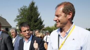 Christian Prudhomme conversa con Manuel Valls, durante la 12&ordf; etapa.  