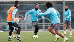 Isco toda el bal&oacute;n en un ejercicio durante el entrenamiento del Real Madrid.