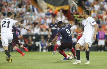 1-2. Alexandre Lacezette marc¨® el segundo gol.