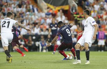 1-2. Alexandre Lacezette marcó el segundo gol.