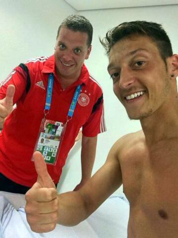 Özil, feliz tras el triunfo de Alemania ante Portugal.