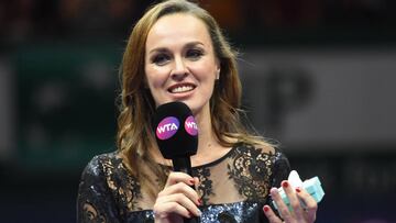 Martina Hingis habla durante la ceremonia de su retirada en las WTA Finals de Singapur de 2017.