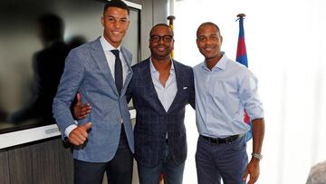 Mbuyamba, a la izquierda, junto a Kluivert, a la derecha.