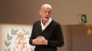 Collina, a favor de la 'tarjeta blanca' y en contra del vídeo