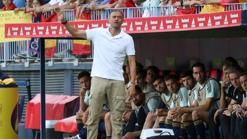 MÁLAGA, 12/06/2022.- El entrenador de la selección española, Luis Enrique, durante el partido de la Liga de las Naciones ante la República Checa que disputan este domingo en el estadio de La Rosaleda, en Málaga. EFE/Daniel Pérez
