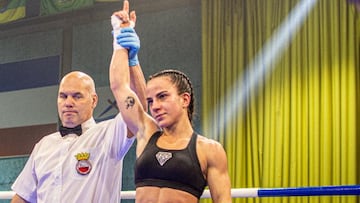 La boxeadora Mari Luz Peral celebra una victoria tras un combate.