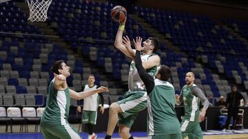 Shermadini entra a canasta durante un entrenamiento del Unicaja.