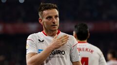 SEVILLA, 21/01/2023.- El centrocampista del Sevilla Ivan Rakitic celebra tras marcar ante el Cádiz, durante el partido de Liga en Primera División que estos dos equipos juegan hoy sábado en el estadio Sánchez Pizjuán. EFE/Julio Muñoz
