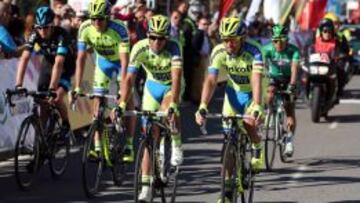 El ciclista espa&ntilde;ol del Tinkoff Saxo Bank, Alberot Contador (c) y el brit&aacute;nco del Sky Christopher Froome (i) entran a meta con un grupo de rezagados al final de la sexta etapa de la Volta Ciclista a Catalunya.