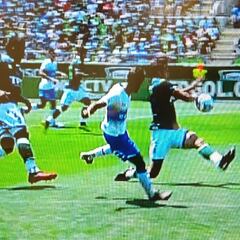 El dudoso penal que convirtió la UC tras revisión del VAR