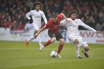 Defensa uruguayo fichado por el Atlético de Madrid en 2009. Antes de llegar al Castilla recorrió España en Huelva, Alicante y Soria. Tras una temporada en 'La Fábrica' se fue al Zaragoza. Crotone, Getafe y el recién ascendido Espanyol son los clubes por los que probó fortuna después.