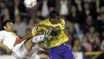 <B>EMOCIÓN FINAL.</B> El Rayo marcó en las postrimerías del partido y dejó a Las Palmas sin poder de reacción. Es el tercer partido que pierde el once canario en el estadio Insular.