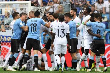 Se forma una tangana porque Mbappé quedó tendido y Godín fue a recriminarlo. Furiosos los jugadores uruguayos.