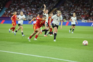 Aitana Bonmatí recibió un pase interior de Athenea, dejó pasar la pelota para romper a Knaak y casi sin ángulo decide soltar el derechazo al palo corto en vez de dar el pase de la muerte. ¡Un gol que ha valido una final!
