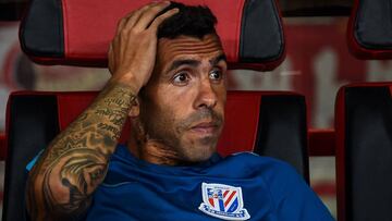 T&eacute;vez, en el banquillo, durante un partido del Shanghai.