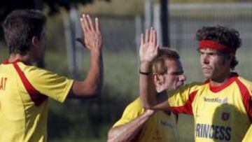 DEP69. SANTANDER, 16/07/2012.- Los jugadores de la selección española de hockey hierba Pol Amat (i) y Ramón Alegre (2 i) felicitan a su compañero Pau Quemada tras marcar ante Gran Bretaña en un Torneo 3 Naciones en el que ambos equipos preparan su participación para los Juegos Olímpicos de Londres 2012. EFE/Esteban Cobo