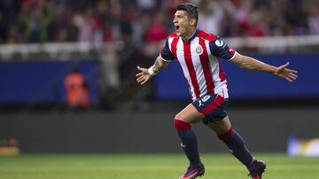 Alan Pulido celebra.