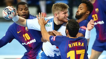 Plock (Polska), 01/10/2017.- Maciej Gebala (C) of Orlen in action against Valero Rivera Folch (R) of FC Barcelona during the menís EHF Champions League handball match between Orlen Wisla Plock and FC Barcelona Lassa, in Plock, Poland, 01 October 2017. (Liga de Campeones, Balonmano, Polonia) EFE/EPA/Marcin Bednarski POLAND OUT