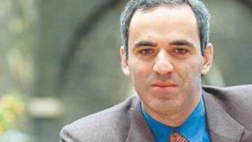 <b>GENIO. </b>Gari Kasparov anunció su retirada en el Torneo de Linares. Abajo, en uno de sus míticos duelos con Anatoli Karpov.