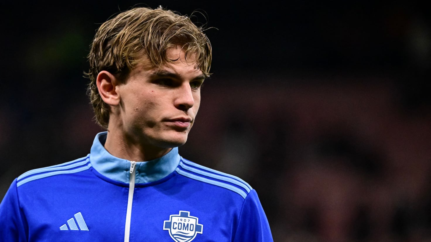 Nico Paz celebra un gol con el Como