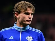 Como�s Argentinian midfielder #10 Nico Paz looks on as he warms up ahead of the Italian Serie A football match between AC Milan and Como at the San Siro Stadium in Milan, Italy on February 18, 2026. (Photo by Piero CRUCIATTI / AFP)