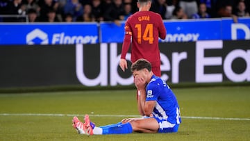VITORIA, 20/10/2025.- El delantero del Alavés Lucas Boyé (en el suelo) se lamenta tras una ocasión fallada, durante el partido de LaLiga de fútbol que Deportivo Alavés y Valencia CF disputan este lunes en el estadio de Mendizorrotza, en Vitoria. EFE/Adrián Ruiz Hierro