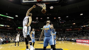 MEM01. MEMPHIS (TN, EE.UU.), 08/11/2016.- Jusuf Nurkic (d) de Nuggets observa la cesta ganadora del juego de Marc Gasol (i) de Grizzlies hoy, 8 de noviembre de 2016, en un juego de la NBA en el FedExForum de Memphis, Tennessee. EFE/MIKE BROWN