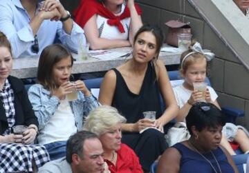 Jessica Alba con sus hijas.