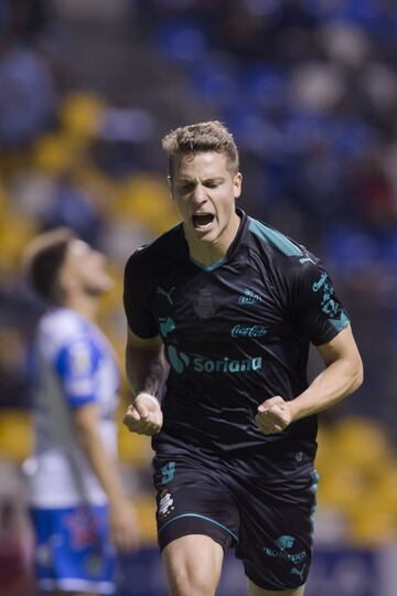 Una semana más, Santos Laguna dejó claro que es el líder del Clausura 2018. Sin bien la pasó mal por momentos en su visita al Puebla, los ‘Guerreros’ lograron hacerse del triunfo con un remate de cabeza de Julio Furch, quien ha tomado la batuta como principal eje ofensivo del equipo ante la ausencia del Djaniny Tavares. Con este resultado, el equipo que dirige Diego Cocca llegó a 26 unidades y prácticamente tiene su lugar amarrado en la liguilla de este torneo. 