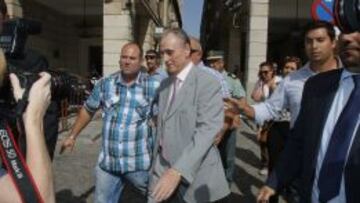 PASEILLO JUDICIAL. Desde 2010, la presencia de Lopera es frecuente cerca de los Juzgados sevillanos.