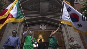 La embajada en México abrió las puertas para convivir con los aficionados. Hasta el Consul salió y se unió a los festejos.