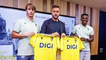 Isaac Obeng y David García presentados como nuevos jugadores del Cádiz en la sala de prensa del Nuevo Mirandilla.