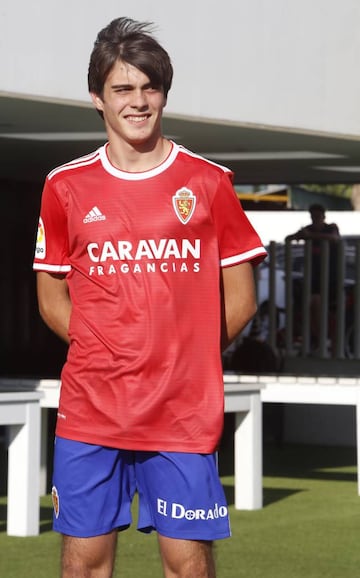 Segunda equipación del Real Zaragoza para la temporada 2018-19.