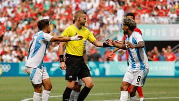 Los jugadores de Argentina protestan al árbitro durante el Argentina-Marruecos.
