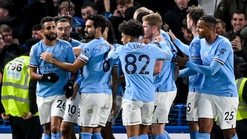 London (United Kingdom), 05/01/2023.- Riyad Mahrez (L) of Manchester City celebrates with teammates after scoring the opening goal during the English Premier League soccer match between Chelsea FC and Manchester City in London, Britain, 05 January 2023. (Reino Unido, Londres) EFE/EPA/Andy Rain EDITORIAL USE ONLY. No use with unauthorized audio, video, data, fixture lists, club/league logos or 'live' services. Online in-match use limited to 120 images, no video emulation. No use in betting, games or single club/league/player publications
