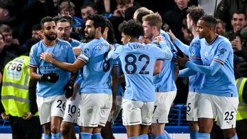 London (United Kingdom), 05/01/2023.- Riyad Mahrez (L) of Manchester City celebrates with teammates after scoring the opening goal during the English Premier League soccer match between Chelsea FC and Manchester City in London, Britain, 05 January 2023. (Reino Unido, Londres) EFE/EPA/Andy Rain EDITORIAL USE ONLY. No use with unauthorized audio, video, data, fixture lists, club/league logos or 'live' services. Online in-match use limited to 120 images, no video emulation. No use in betting, games or single club/league/player publications