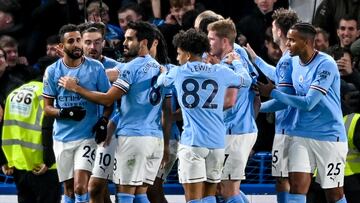 London (United Kingdom), 05/01/2023.- Riyad Mahrez (L) of Manchester City celebrates with teammates after scoring the opening goal during the English Premier League soccer match between Chelsea FC and Manchester City in London, Britain, 05 January 2023. (Reino Unido, Londres) EFE/EPA/Andy Rain EDITORIAL USE ONLY. No use with unauthorized audio, video, data, fixture lists, club/league logos or 'live' services. Online in-match use limited to 120 images, no video emulation. No use in betting, games or single club/league/player publications
