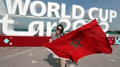 Doha (Qatar), 20/11/2022.- A fan of Morocco poses at the waterfront near the traditional market Souq Waqif in Doha, Qatar, 20 November 2022. Morocco will face Croatia in their FIFA World Cup 2022 group F match on 23 November. (Mundial de Fútbol, Croacia, Marruecos, Catar) EFE/EPA/ABEDIN TAHERKENAREH
