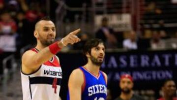 Marcin Gortat junto a Furkan Aldemir.