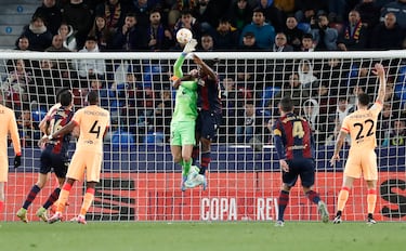 Gol anulado. El árbitro Figueroa Vázquez, pita falta por esta acción de Mohamed Bouldini a Jan Oblak.