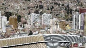<B>DURA MEDIDA</B>. La decisión de la FIFA impedirá a numerosos estadios de Bolivia, Ecuador, Perú y Chile ser sede de encuentros internacionales. En la imagen uno de ellos, el Hernando Siles Stadium de La Paz.