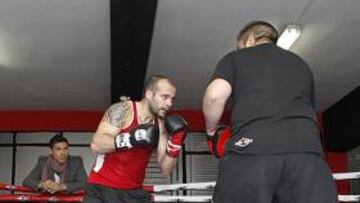 <b>ATENTO. </b>'Maravilla' Martínez observa el entrenamiento de su pupilo, que hace manoplas con su técnico, Óscar Sánchez 'Rayito'.