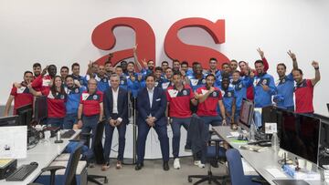 La plantilla del Fuenlabrada posa en la redacción de AS.