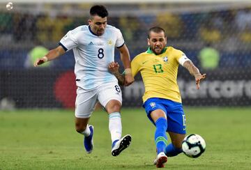 Marcos Acuña y Dani Alves.