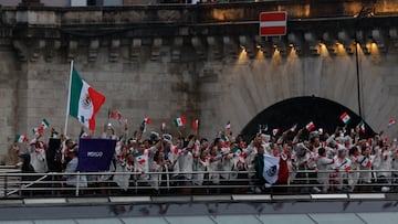 PARÍS (FRANCIA), 26/07/2024.- La selección de México desfila por el río Sena, durante la ceremonia de inauguración de los Juegos Olímpicos de París 2024, este viernes en la capital francesa. EFE/Julio Muñoz