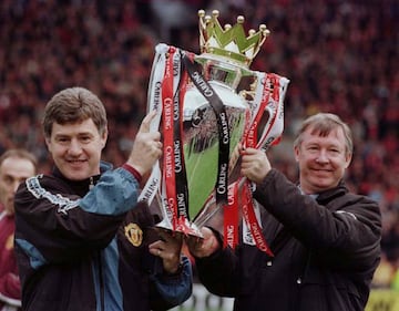 Brian Kidd y Alex Ferguson levantan el trofeo de campe&oacute;n de la Premier League conquistado con el Manchester United en 1997.